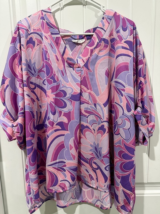 Emily Wonder Tops - Relaxed V-Neck Tunic in Pink & Purple Floral Print